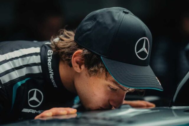 Kimi Antonelli bacia la mercedes