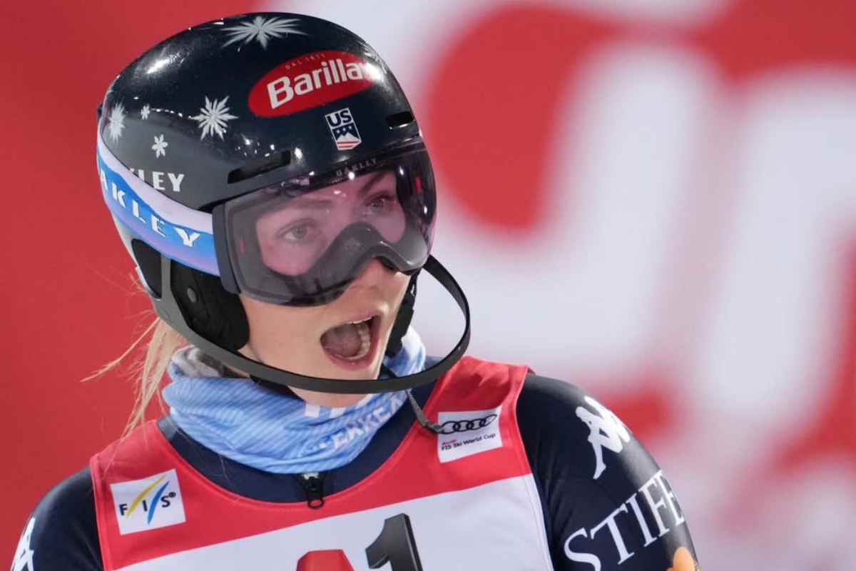 Mikaela Shiffrin a bocca aperta durante una gara
